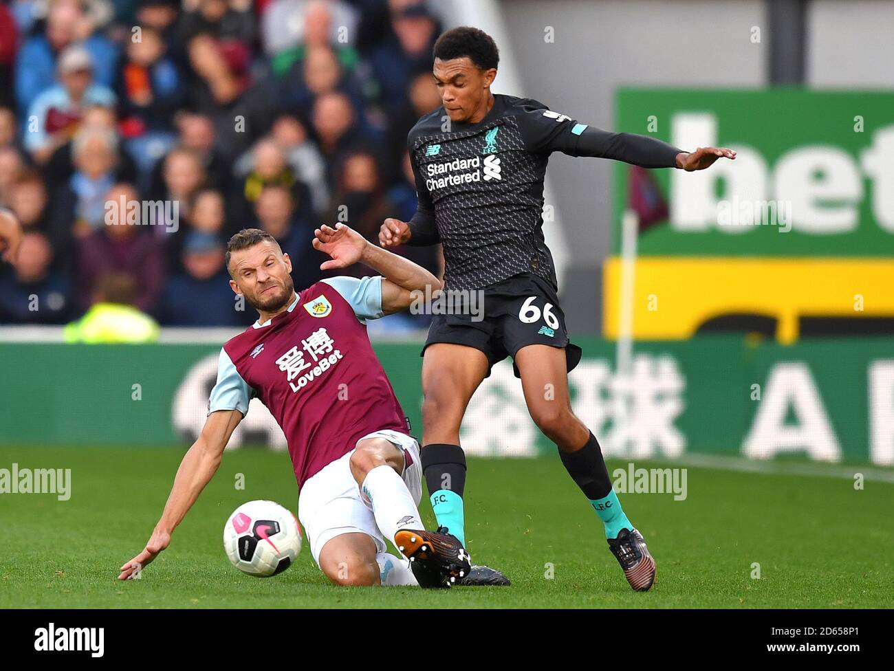 Erik Pieters di Burnley (a sinistra) e la battaglia Trent Alexander-Arnold di Liverpool per la palla Foto Stock