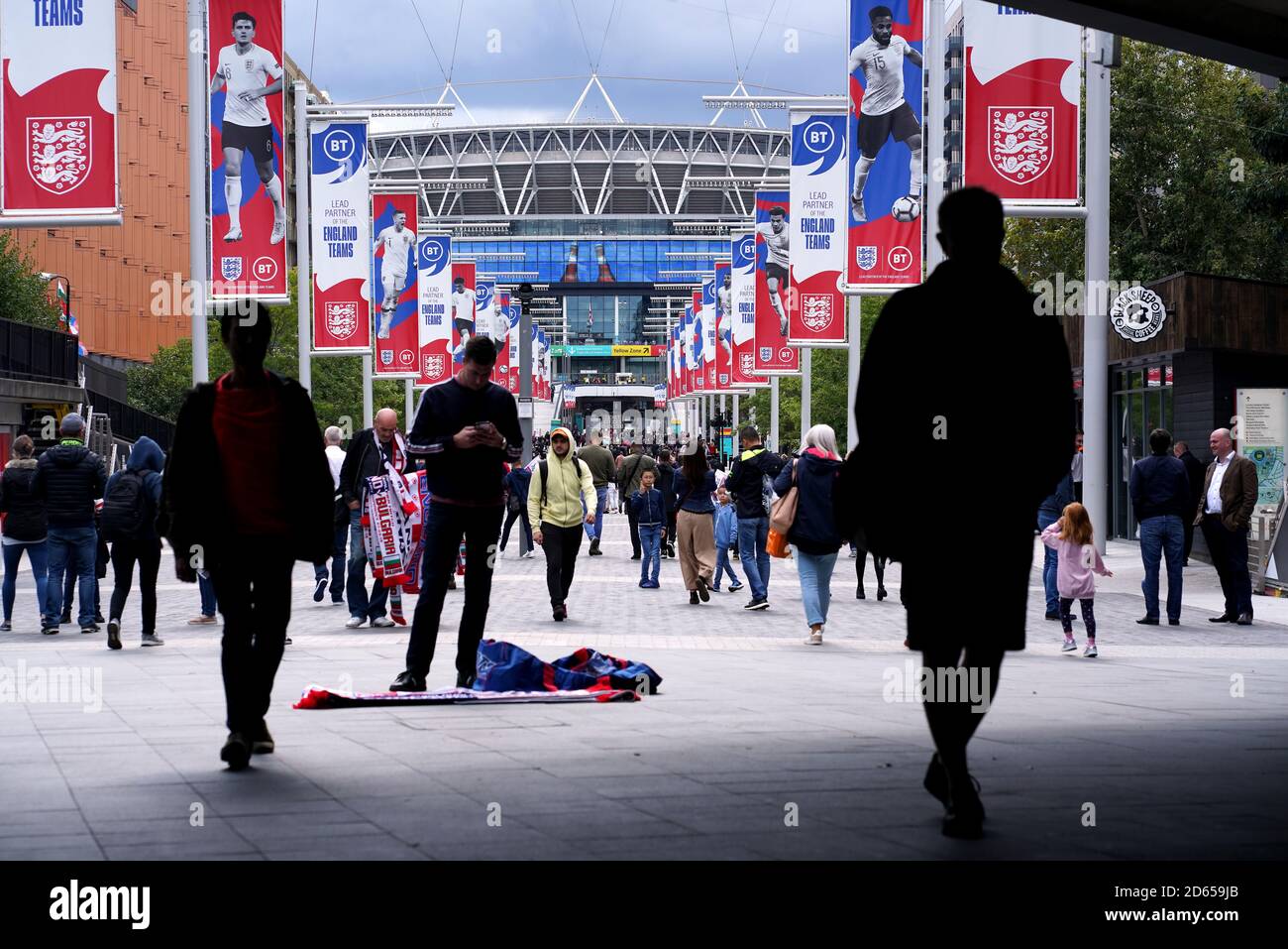 I fan percorrono Wembley Way prima della partita di qualificazione UEFA euro 2020 tra Inghilterra e Bulgaria Foto Stock