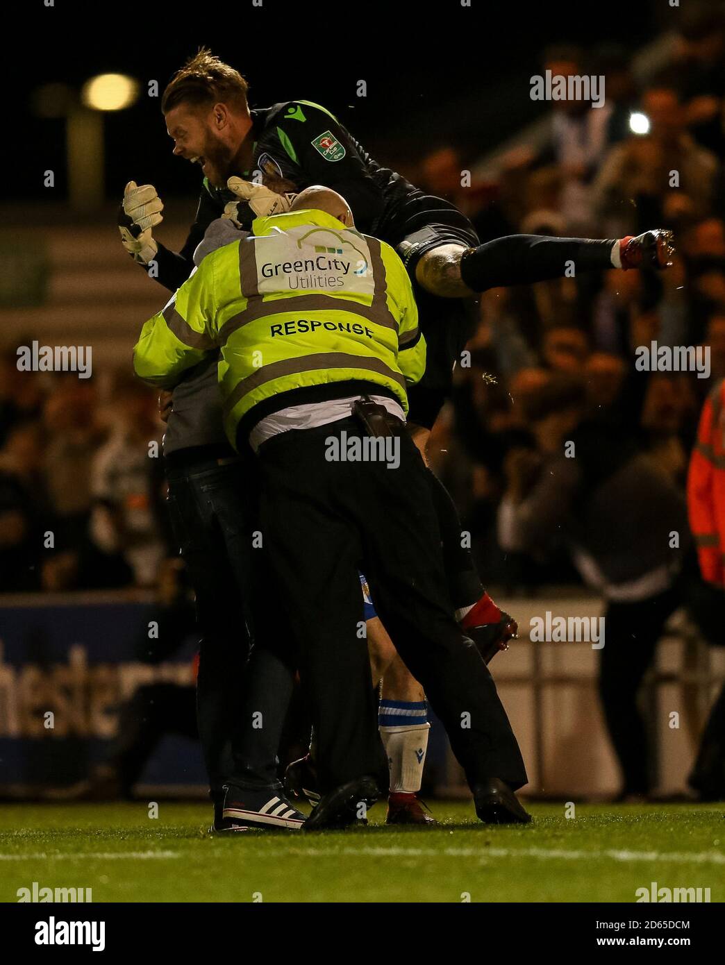 Il Dean Gerken di Colchester United celebra la vittoria della punizione Foto Stock