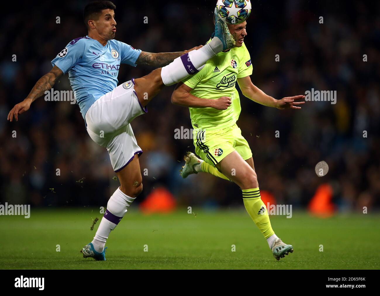 Il Joao Cancelo di Manchester City cattura Dani Olmo di Dinamo Zagreb con la sua scarpa mentre va per la palla Foto Stock