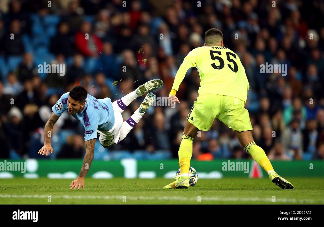 Dino Peric di Dinamo Zagreb affronta Joao Cancelo di Manchester City Foto Stock