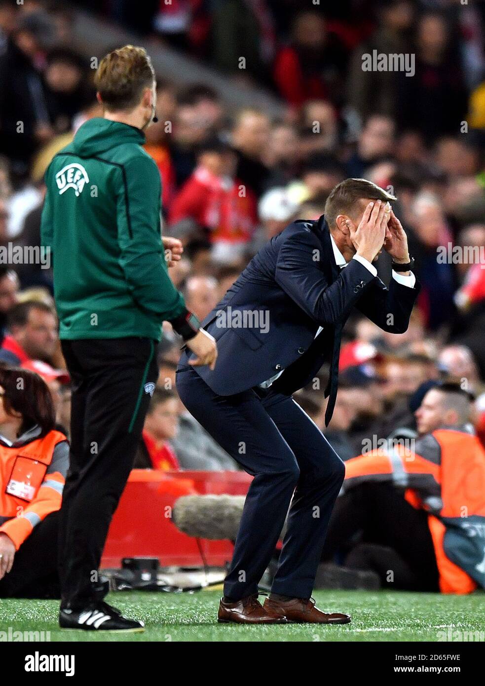 Red Bull Salzburg manager Jesse Marsch gesture sulla linea di contatto Foto Stock