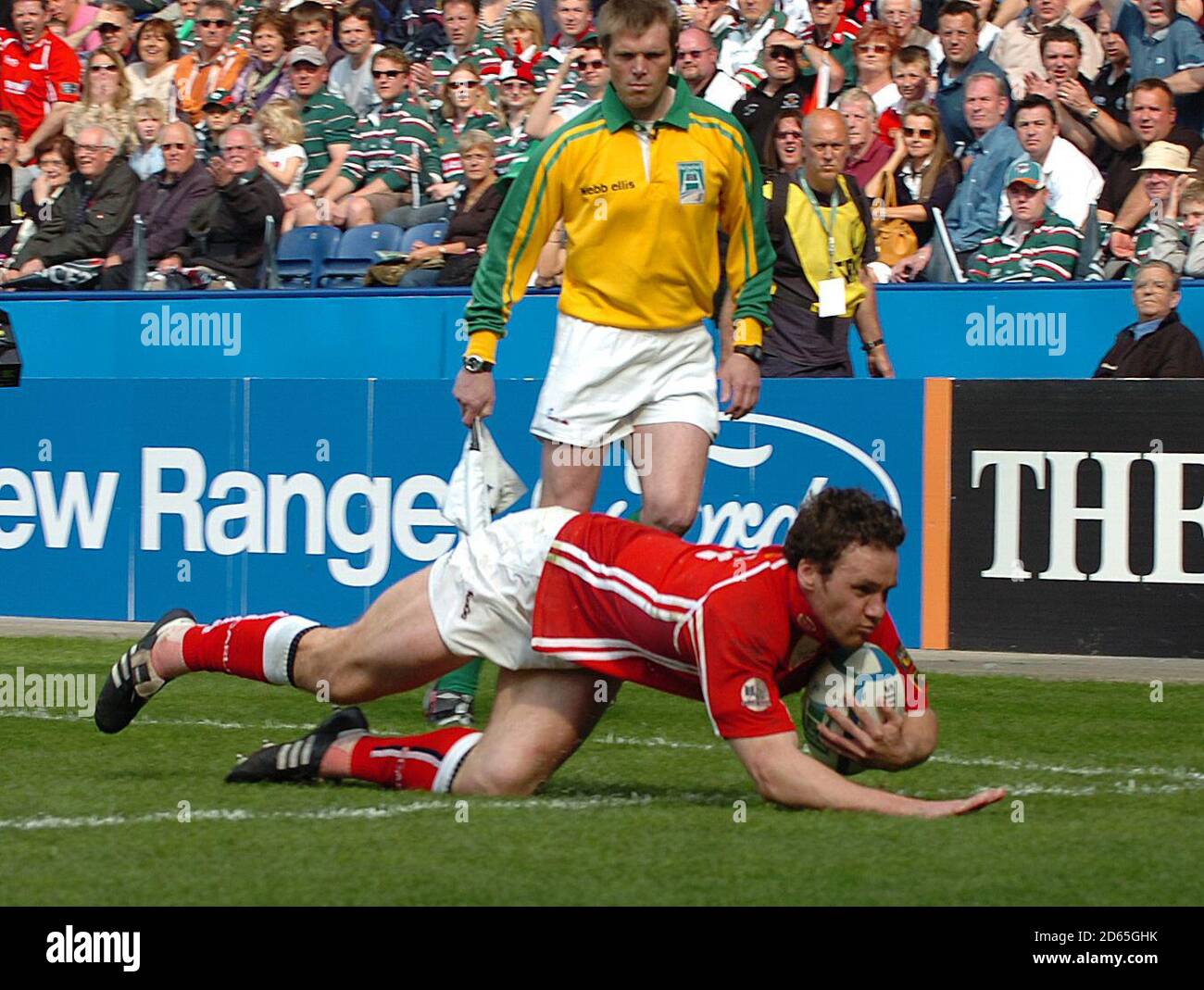 Mark Jones di Llanelli Scarlets segna la loro prima prova contro Leicester Tigri Foto Stock