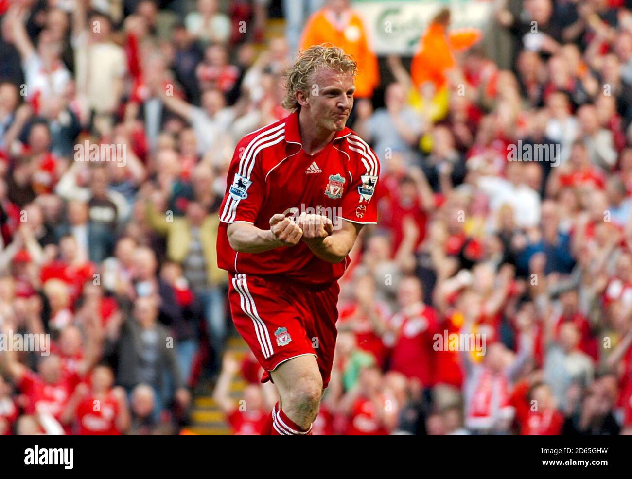 Dirk Kuyt di Liverpool festeggia dopo aver segnato il primo goal. Foto Stock