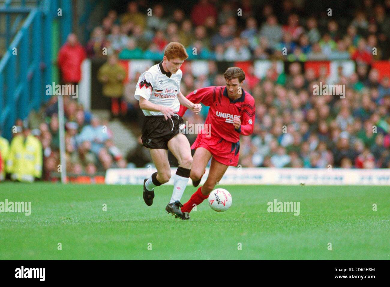 Tommy Johnson (Derby County) e Mike Ford (Oxford United) insegui la palla Foto Stock