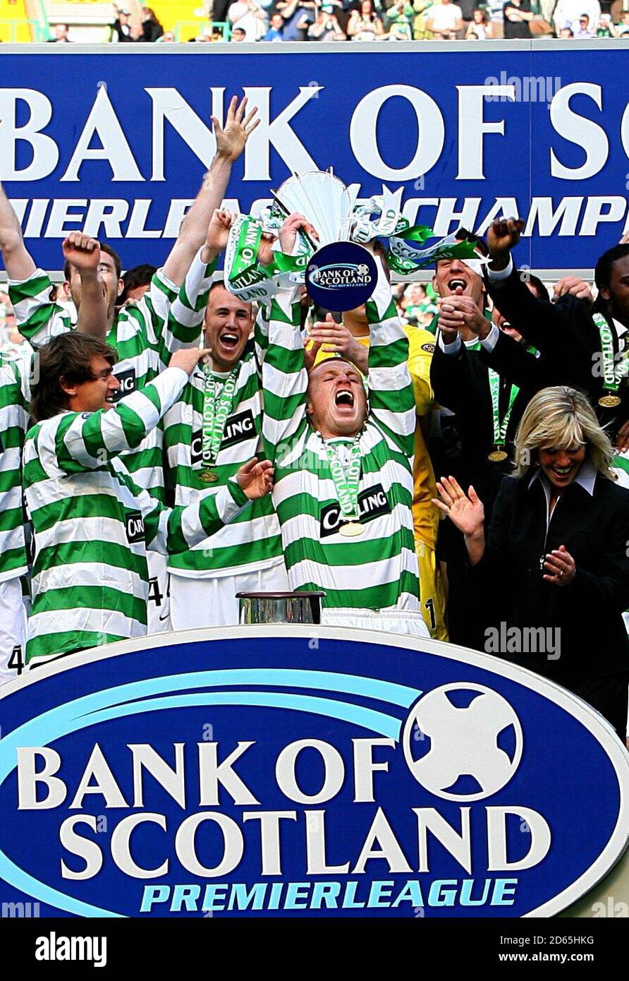 Il capitano celtico Neil Lennon solleva il trofeo Bank of Scotland Premier Division. Foto Stock