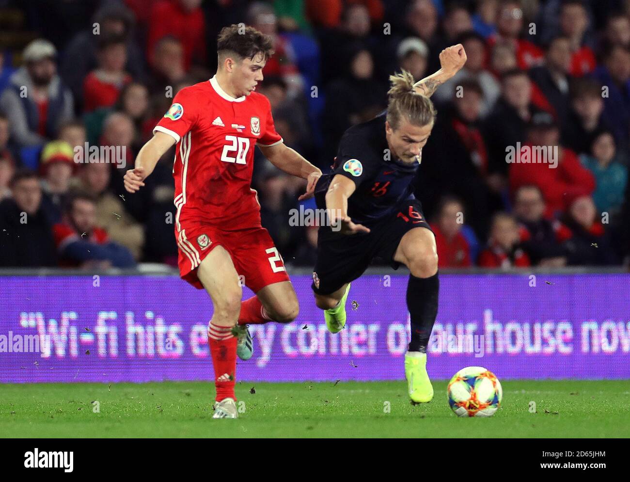 Daniel James (a sinistra) del Galles e Tin Jedvaj della Croazia combattono per la palla Foto Stock