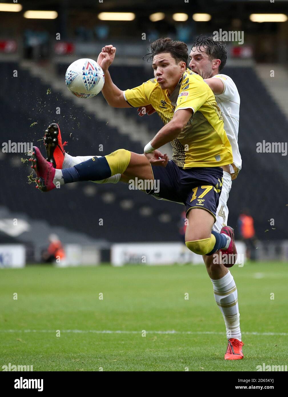 La battaglia di Callum o'Hare e Joe Walsh dei Dons di Milton Keynes a Coventry City Foto Stock