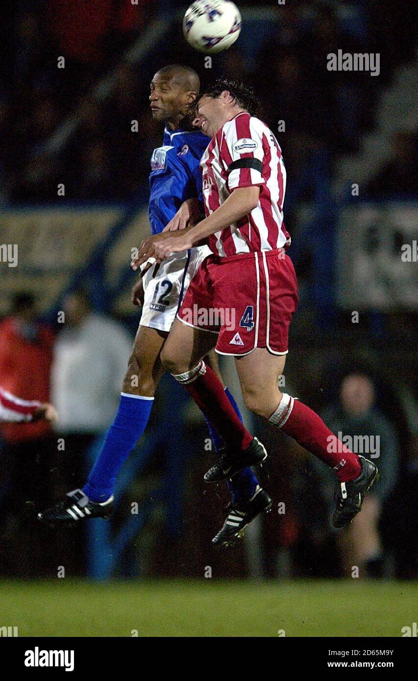 Roger Willis di Chesterfield è sfidato da Peter Handyside di Stoke City Foto Stock