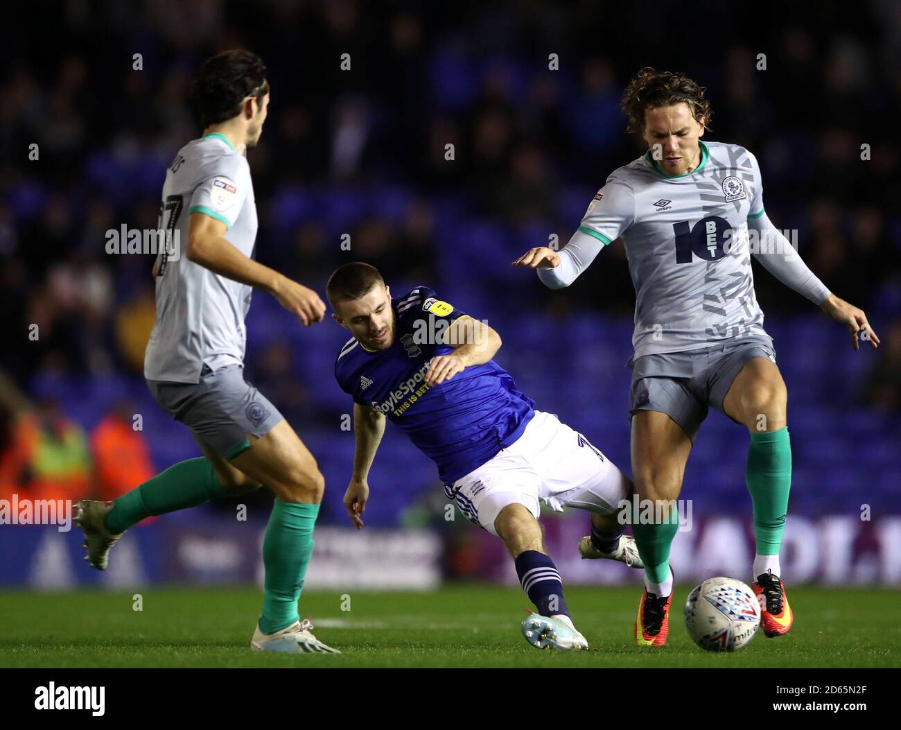 DaN Crowley (centro) e Sam Gallagher di Blackburn Rovers a Birmingham per la palla Foto Stock