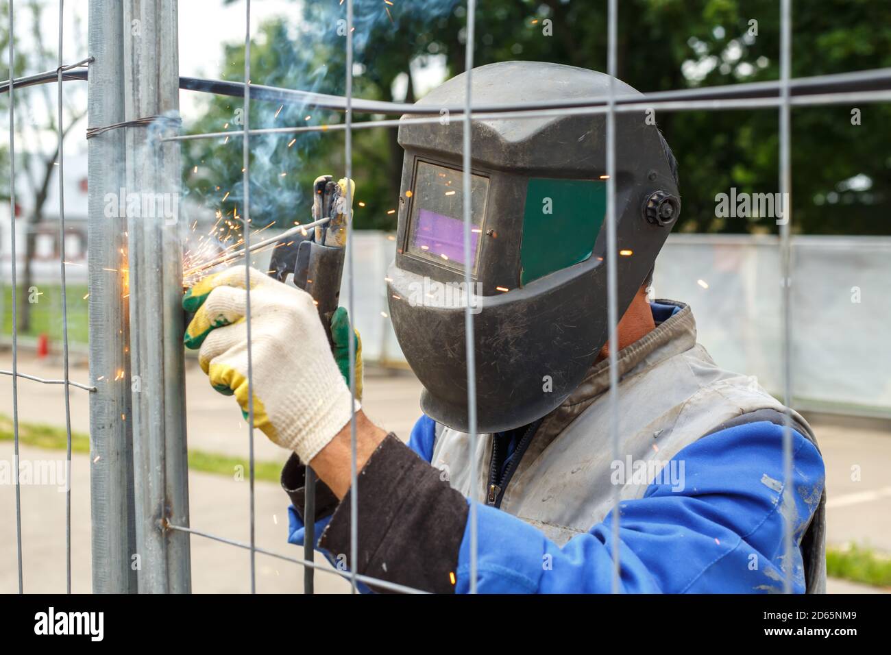 Saldatore funzionante cuoce strutture metalliche. Il processo di saldatura dei prodotti metallici Foto Stock