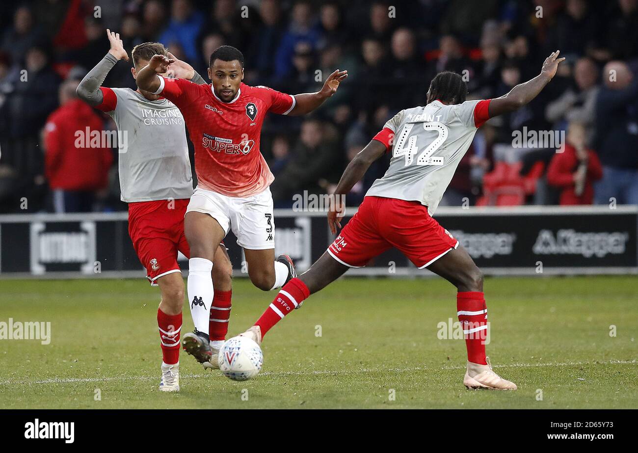 Ibou Touray di Salford City combatte per la palla con Anthony Grant di Swindon Town. Foto Stock