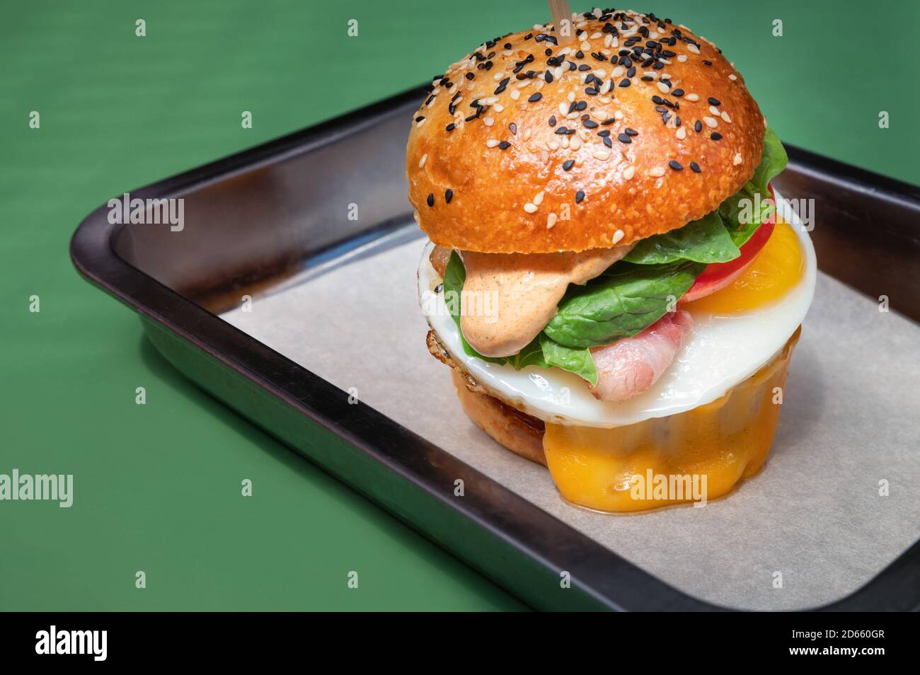Primo piano gustoso hamburger con diversi ripieno servito sul vassoio Foto Stock