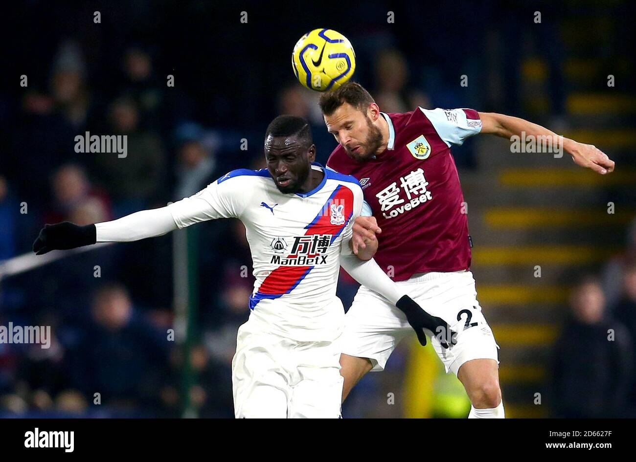 Cheikhou Kouyate (a sinistra) e Erik Pieters di Burnley combattono per la palla Foto Stock