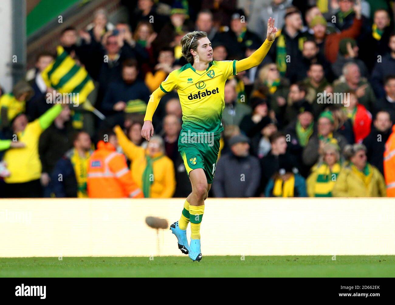 Il Todd Cantwell di Norwich City celebra il suo secondo gol del gioco Foto Stock