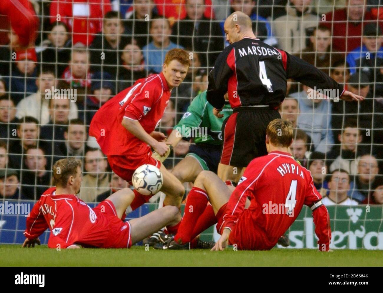 La difesa di Liverpool (l-r Stephane Henchoz, John Arne Riise & Sami Hyypia) cerca di contenere Chris Marsden di Southampton Foto Stock