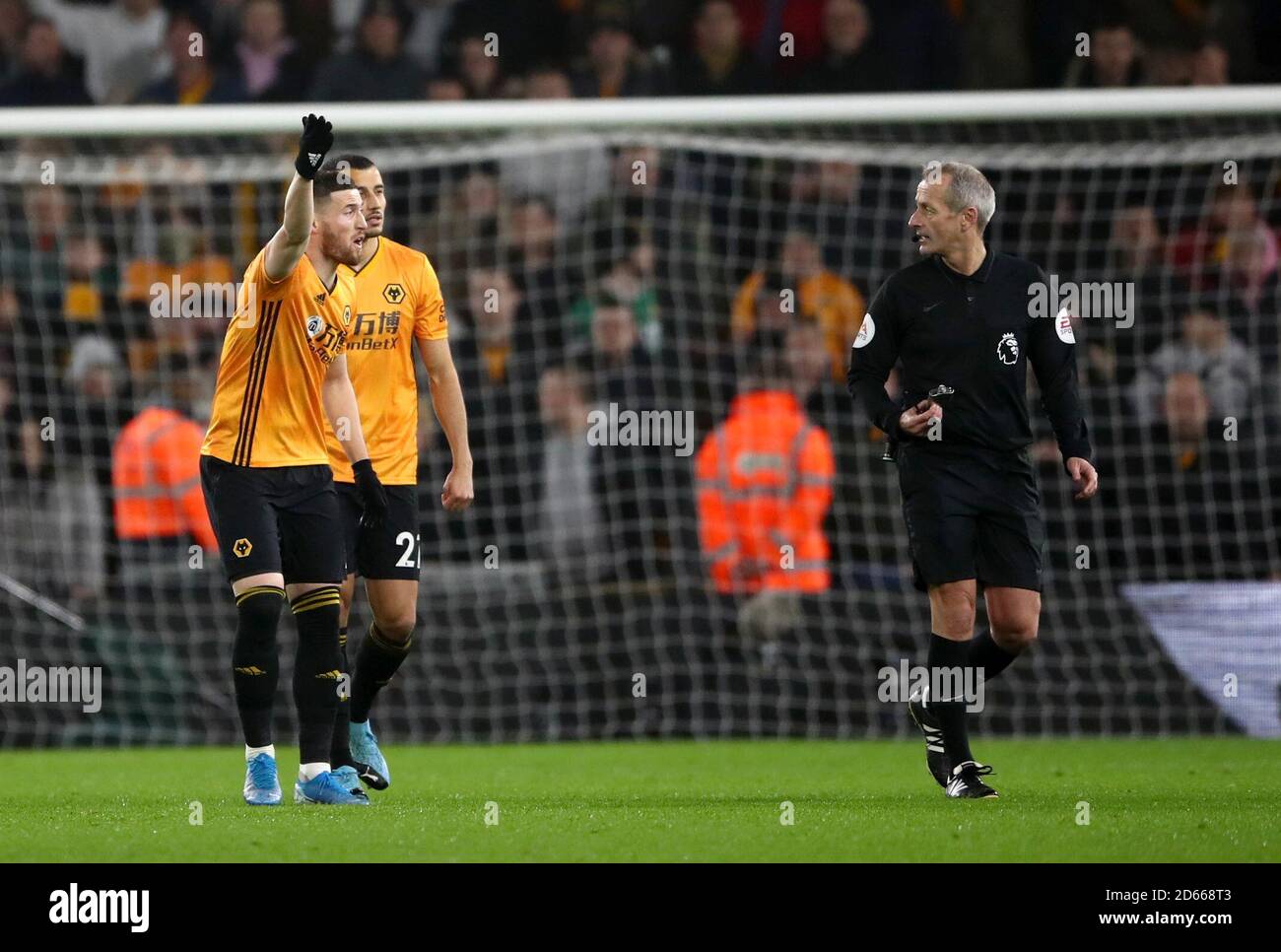 Matt Doherty (a sinistra) di Wolverhampton Wanderers fa appello al Refee Martin Atkinson dopo che il Rheem Sterling (non in frame) di Manchester City segna il suo primo gol laterale del gioco Foto Stock