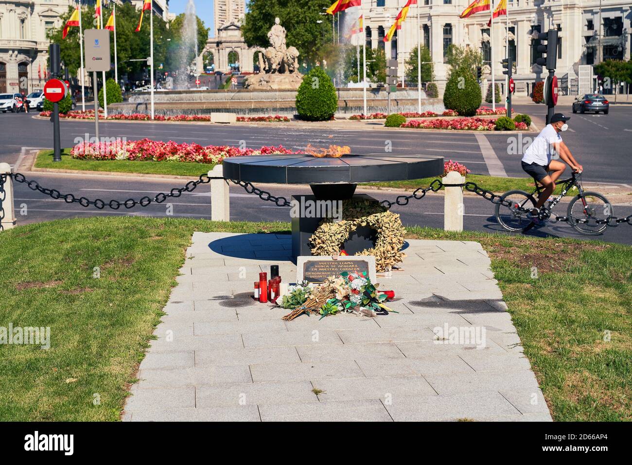 La vostra fiamma non si spegnerà mai nei nostri cuori, memoriale alle vittime del COVID-19 Cibeles, Madrid, Spagna, agosto 2020 Foto Stock