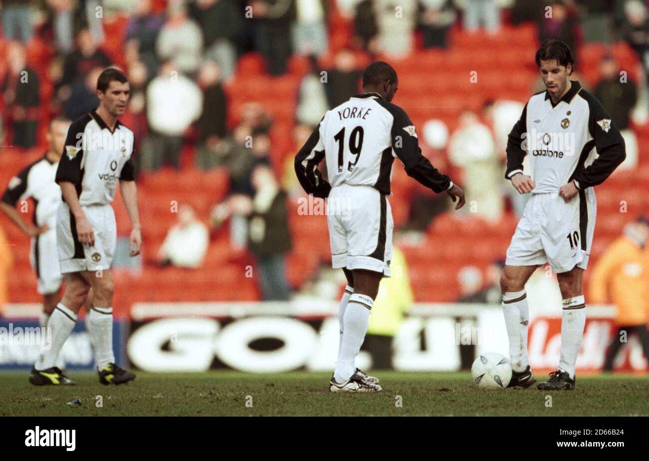 Ruud Van Nistelrooy e Dwight Yorke di Manchester United si preparano a. riavviare il gioco dopo il 2 ° obiettivo Foto Stock