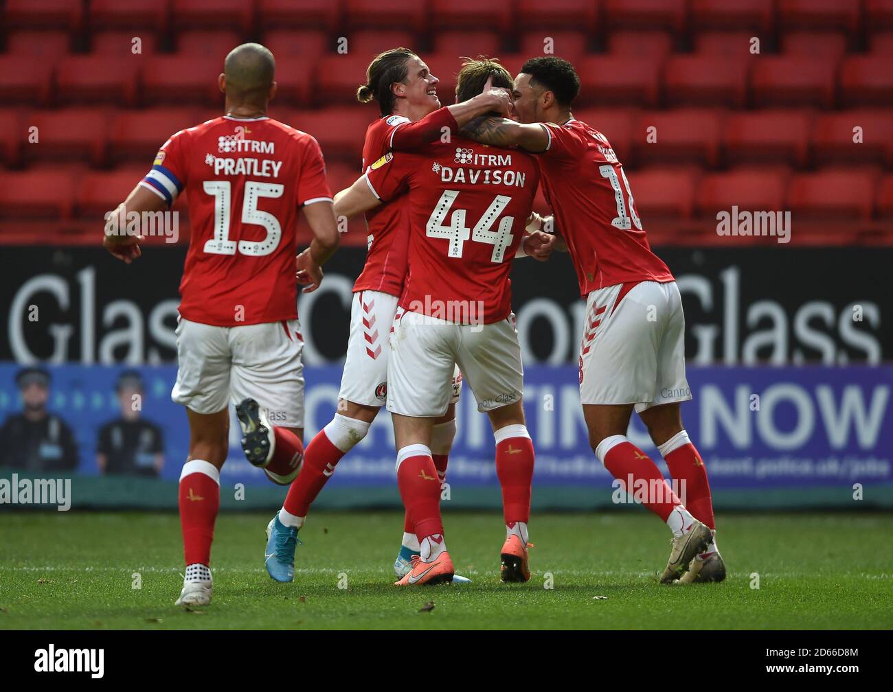 Josh Davison (al centro) di Charlton Athletic festeggia il primo obiettivo del gioco con i compagni di squadra Foto Stock