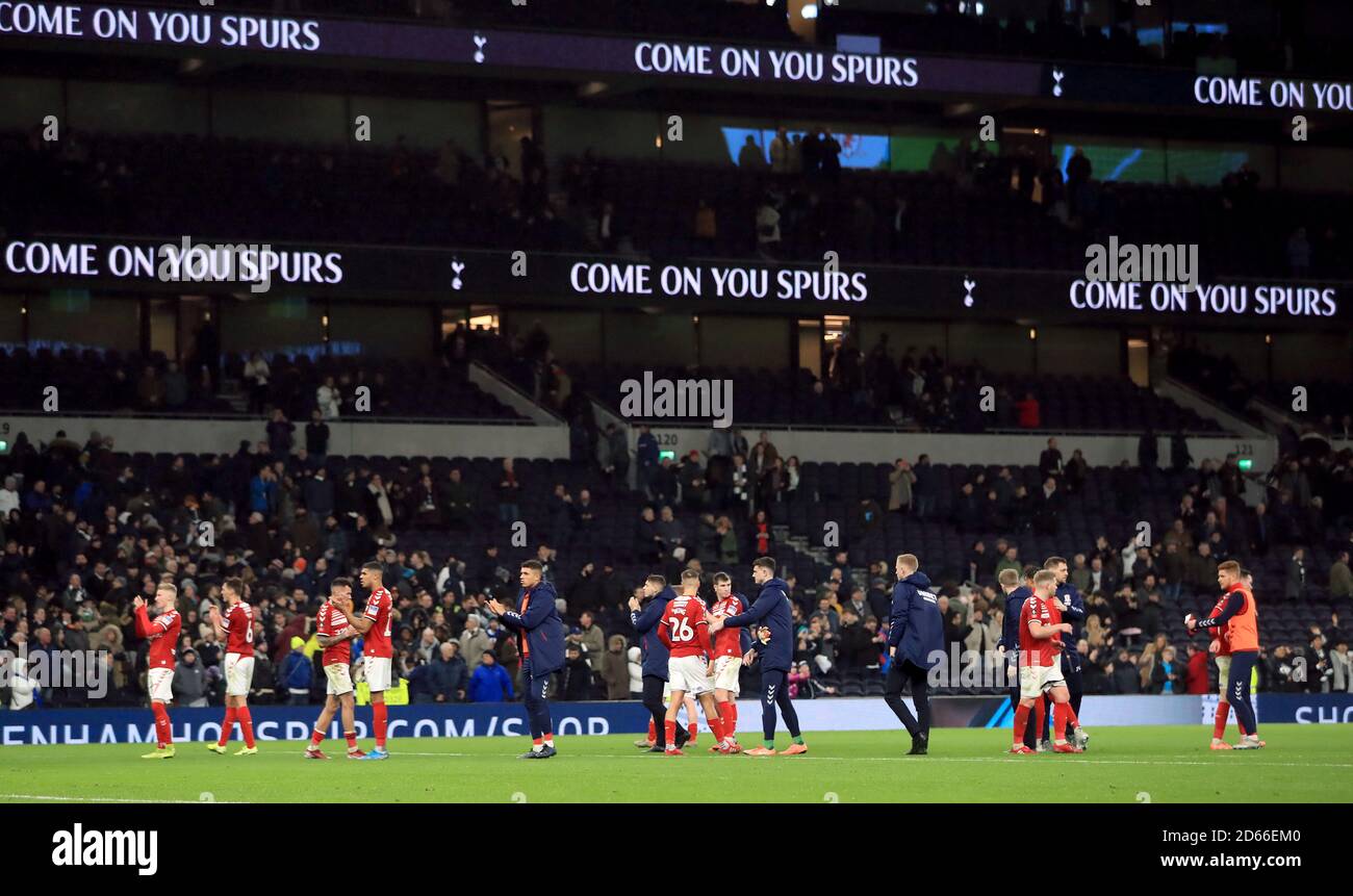 I giocatori di Middlesbroughâ€™applaudono i loro fan dopo la partita Foto Stock