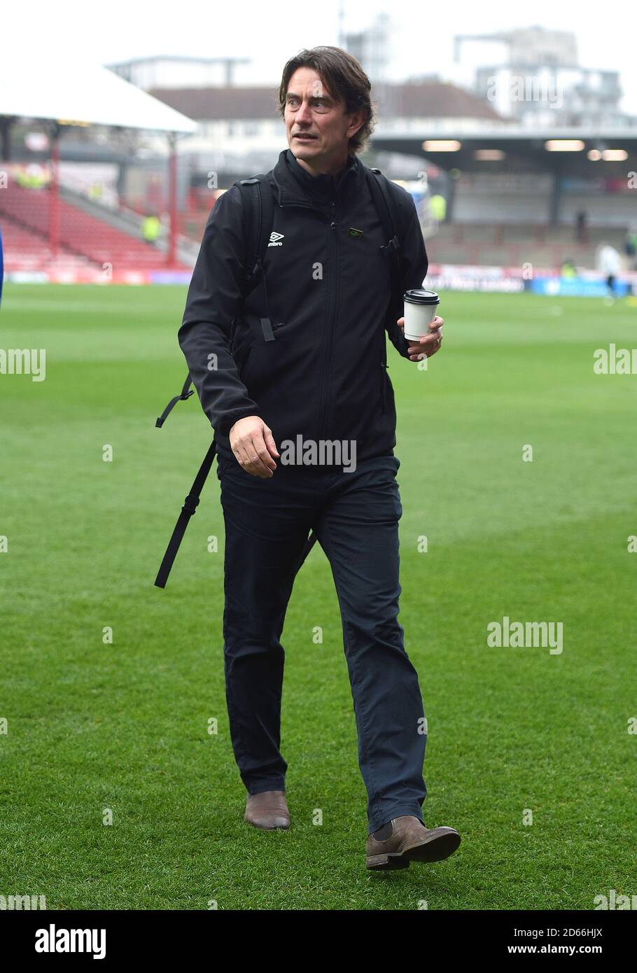 Il manager di Brentford Thomas Frank arriva a Griffin Park prima della partita Foto Stock