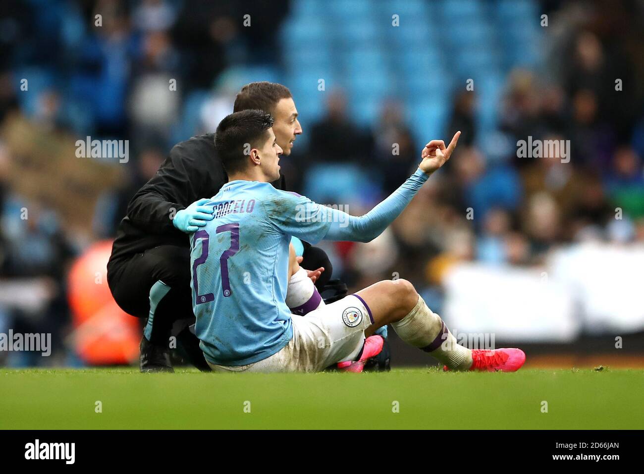 Joao Cancelo della città di Manchester (a destra) sembra frustrato dopo un fallo di Joe Bryan di Fulham (non illustrato) Foto Stock