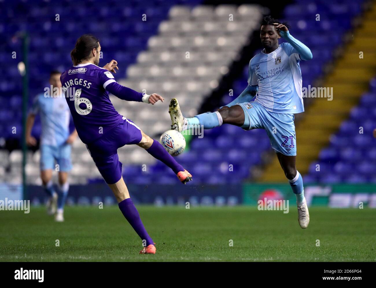 Amadou Bakayoko di Coventry City (a destra) e Christian Burgess di Portsmouth combattono per la palla Foto Stock