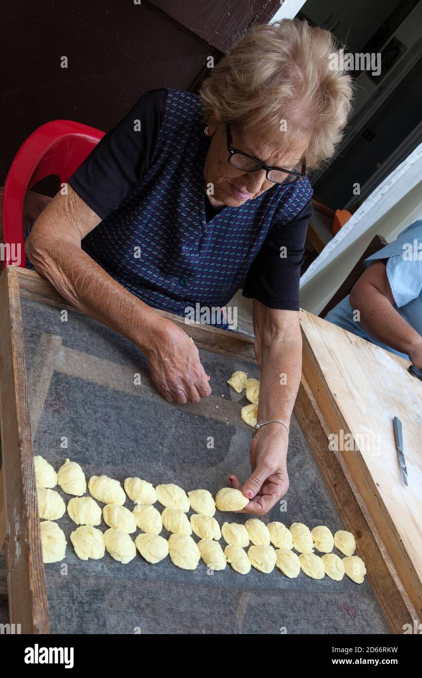 Old woman making pasta immagini e fotografie stock ad alta risoluzione -  Alamy