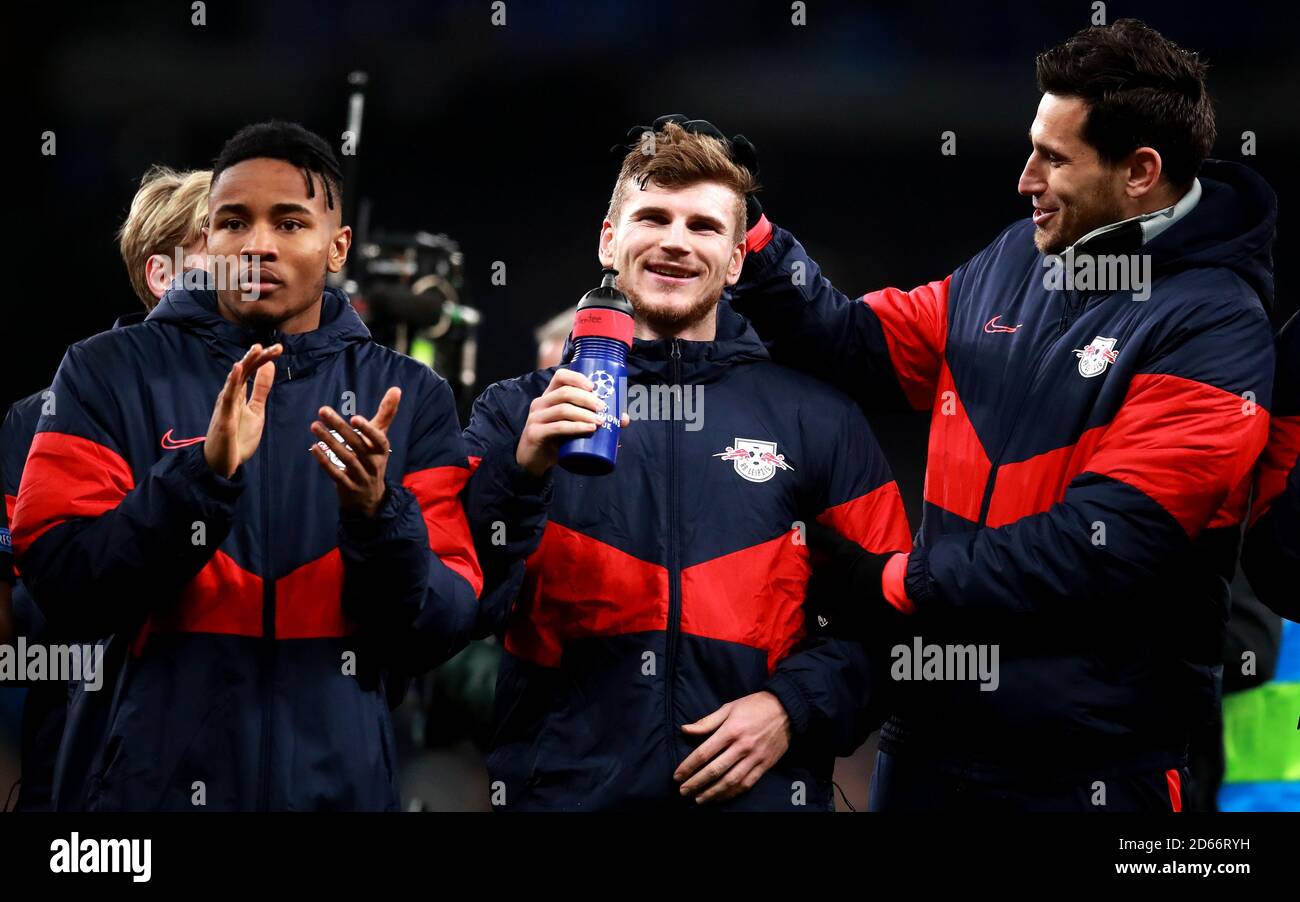 Timo Werner (al centro) di RB Leipzig celebra la vittoria dopo il fischio finale con il compagno di squadra Philipp Tschauner (a destra) e Christopher Nkunku (a sinistra) Foto Stock