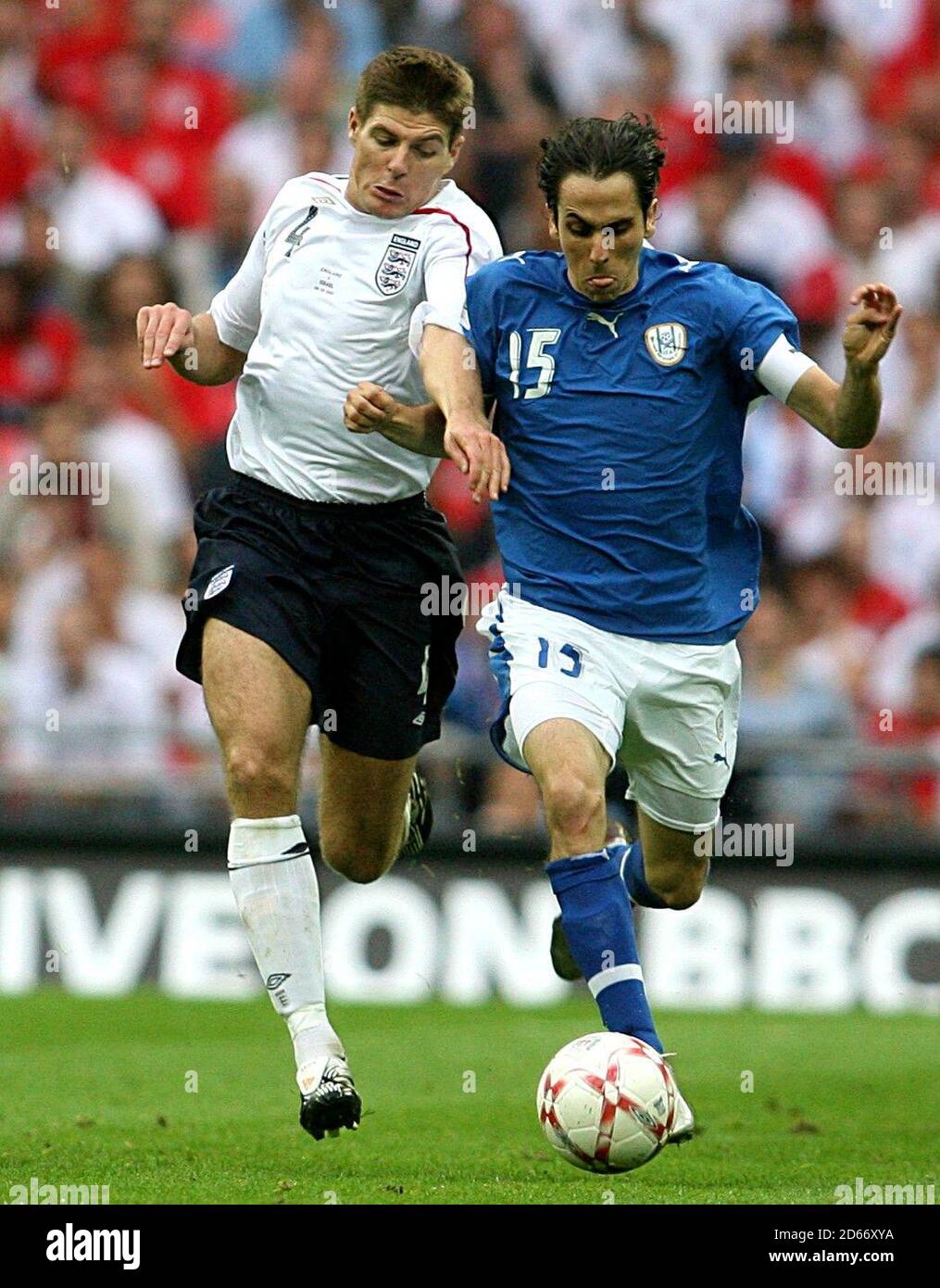Steven Gerrard dell'Inghilterra e Yossi Benayoun (r) di Israele combattono per la sfera Foto Stock