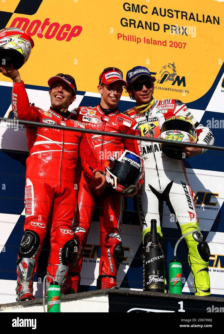 Il pilota della Ducati Marlboro Casey Stoner (AUS) celebra la sua vittoria a. Il Gran Premio d'Australia GMC con il compagno di squadra Loris Capirossi (ITA) E il pilota Fiat Yamaha Valentino Rossi (ITA) Foto Stock