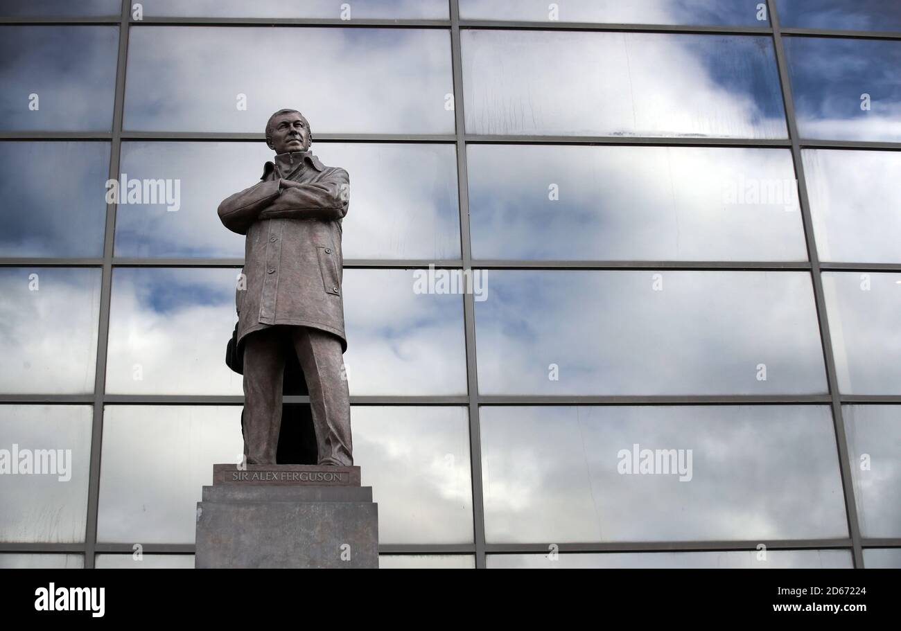 La satuta di Sir Alex Ferguson in vista fuori Old Trafford dell'ex Manchester United Manager Foto Stock