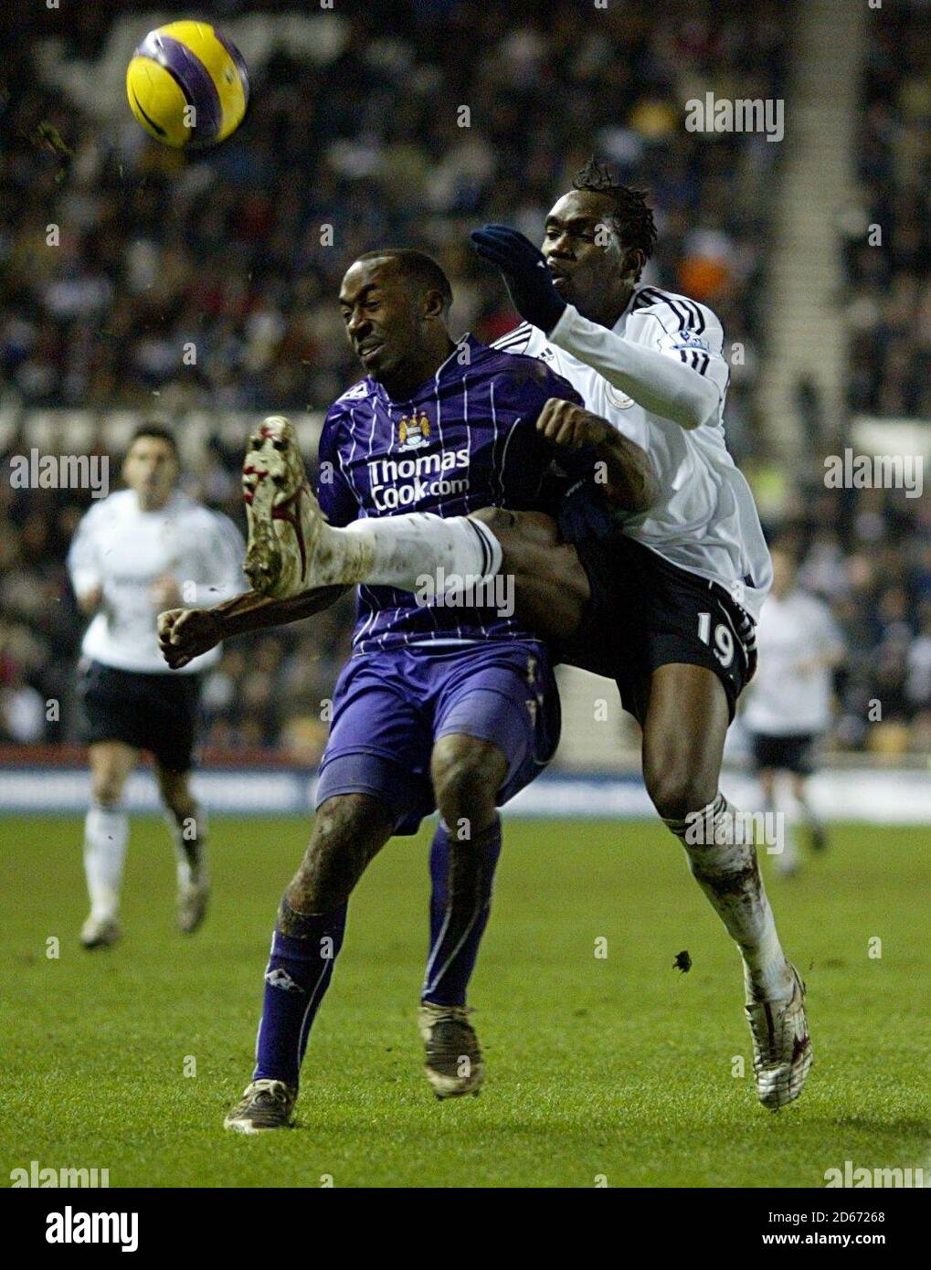 Darius Vassell di Manchester City (a sinistra) e Claude Davis di Derby County combattono per la palla. Foto Stock