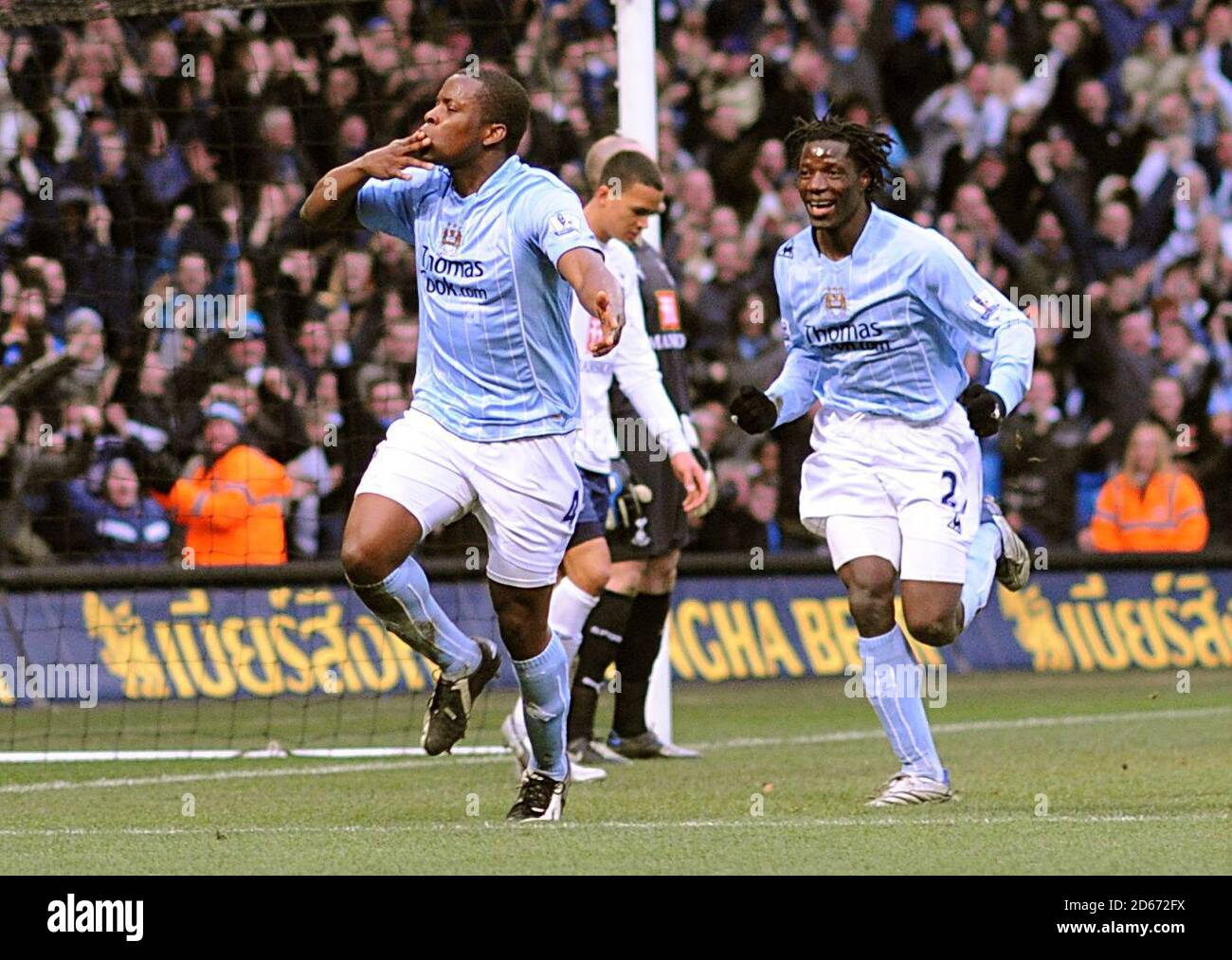 Il Nedum Onuoha di Manchester City (a sinistra) celebra dopo aver segnato il terzo obiettivo del gioco. Foto Stock