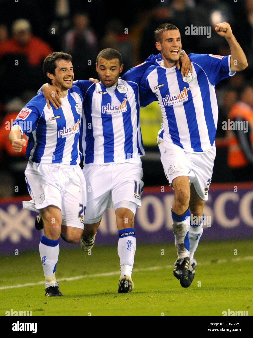 Adam Bolder (l) di Sheffield Wednesday celebra il suo obiettivo con Deon Burton e Tommy Spurr Foto Stock