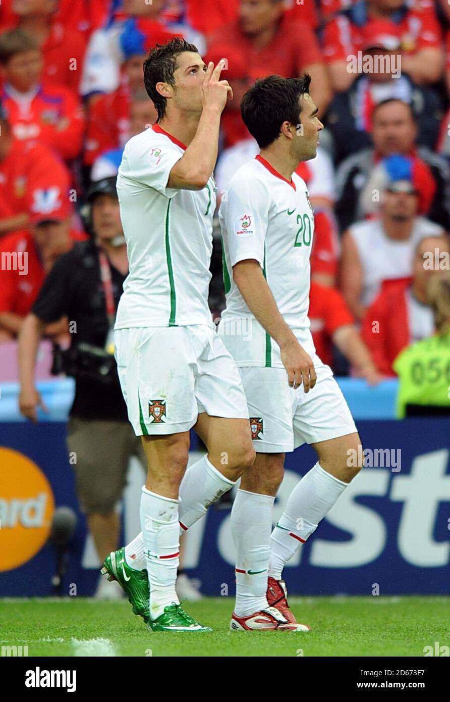 Il portoghese Cristiano Ronaldo (a sinistra) festeggia con il compagno di squadra Anderson Deco dopo aver segnato il terzo obiettivo del gioco. Foto Stock