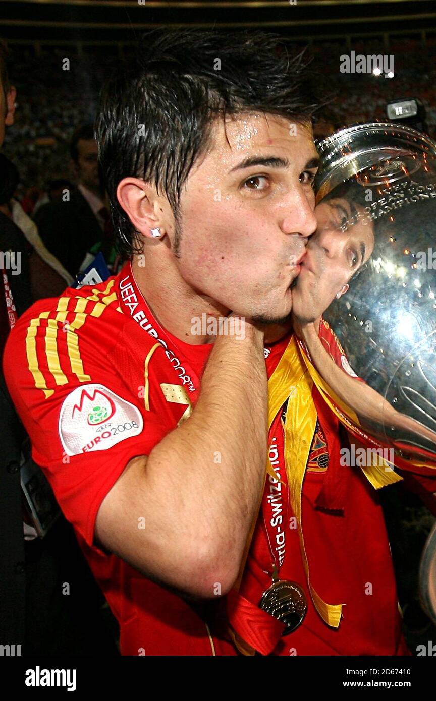 David Villa in Spagna bacia il trofeo Euro 2008 Foto Stock