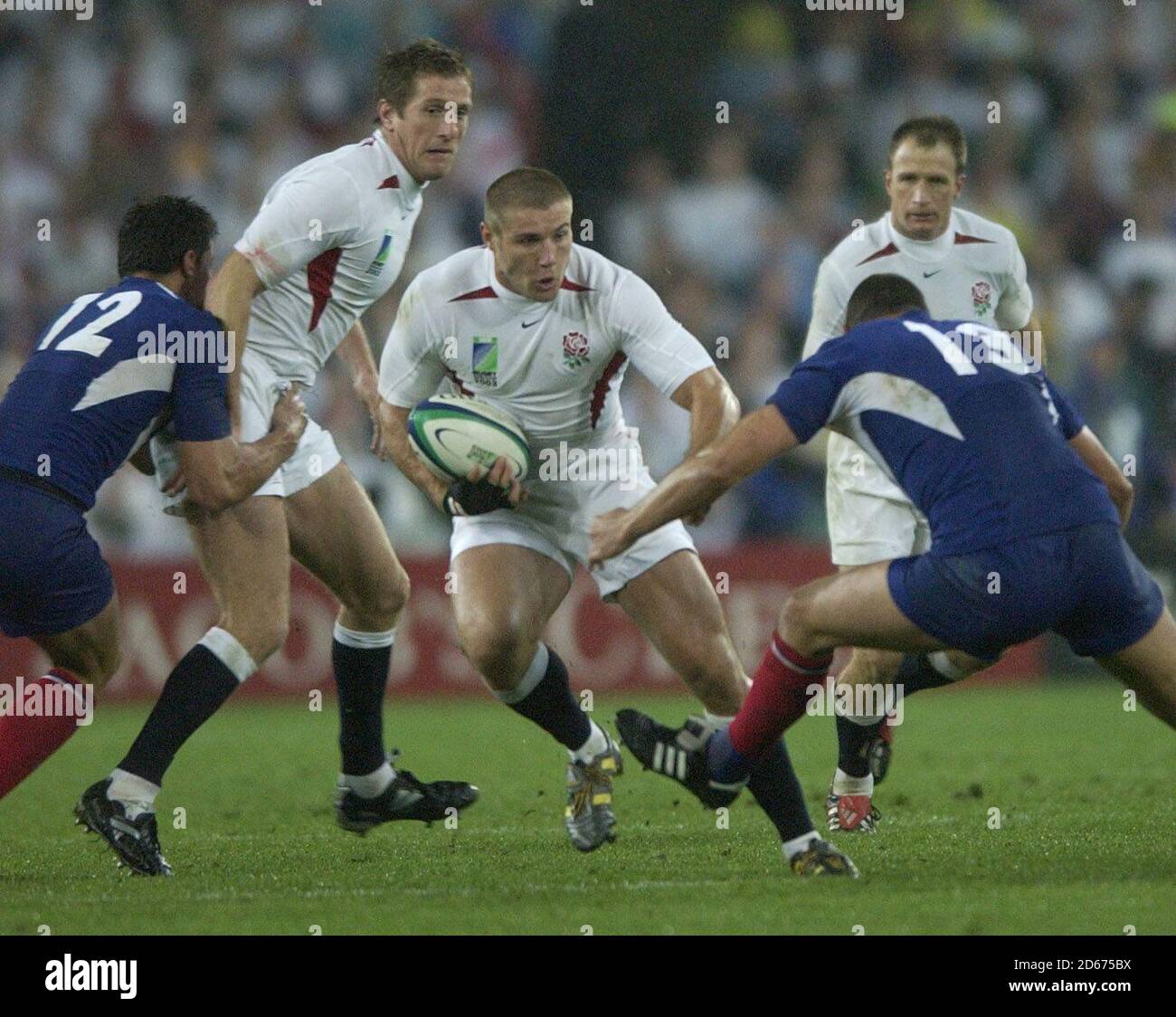 Il ben Cohen (c) dell'Inghilterra cerca di rompere i francesi Centro di partnership di Tony Marsh (r) e Yannick Jauzion (l) Con il supporto dei compagni di squadra, Greenwood e Mike Catt Foto Stock