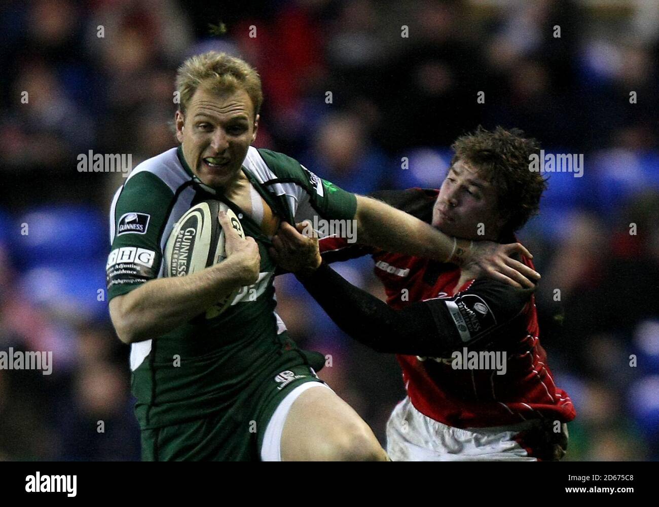 Peter Hewat, irlandese di Londra, è affrontato da Adam Powell di Saracens Foto Stock