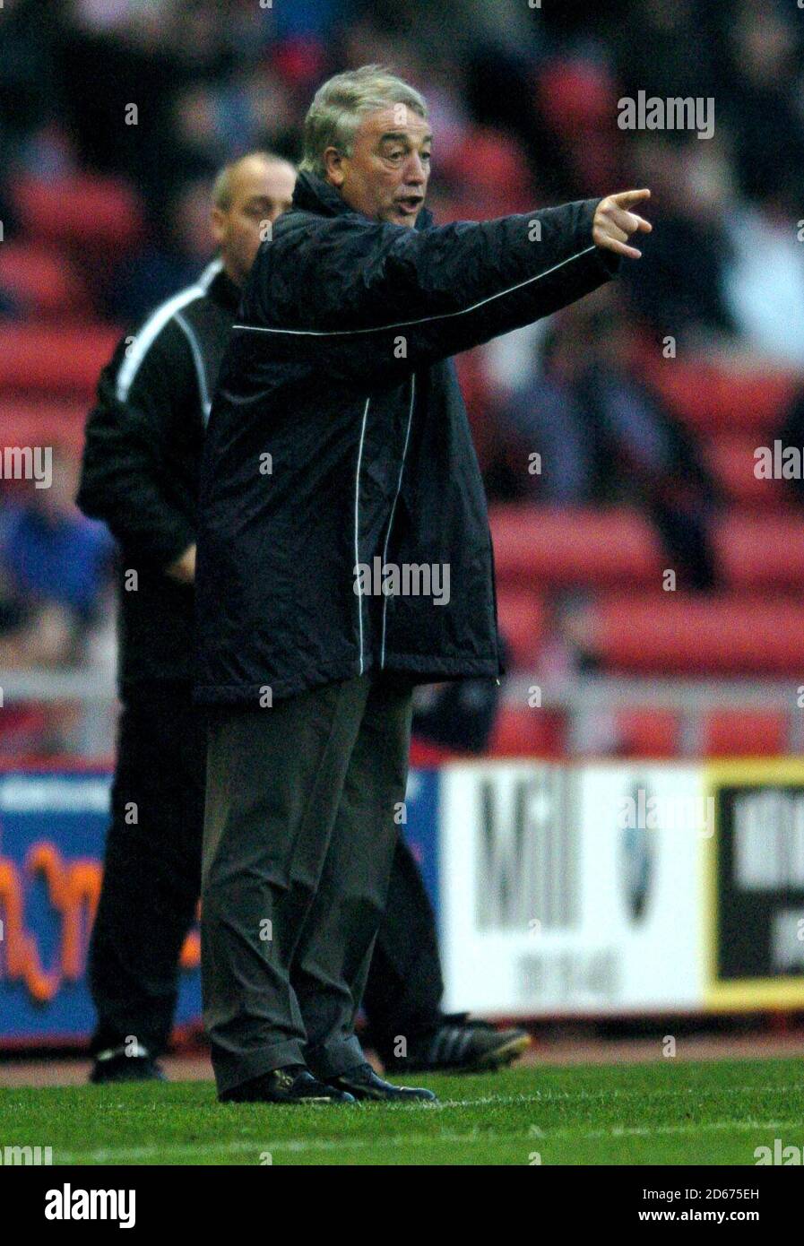 Il direttore di Burnley, Stan Ternent, esorta al suo fianco Foto Stock