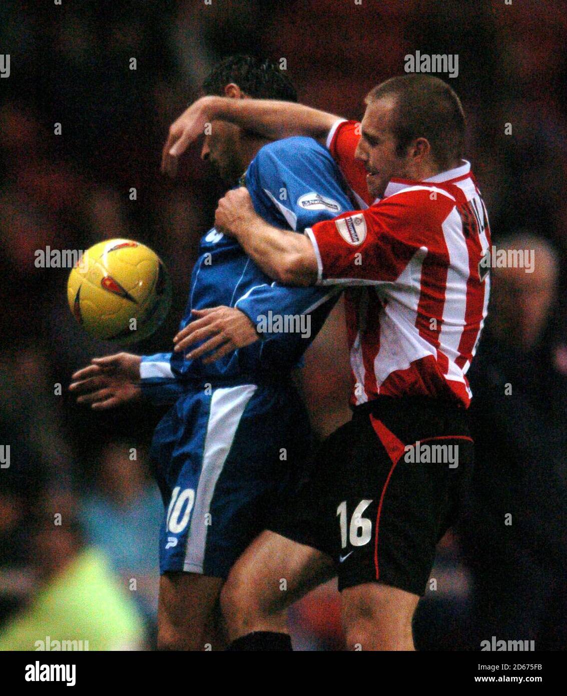 Per Darren Williams di Sunderland e Lee McCulloch di Wigan Athletic la sfera Foto Stock