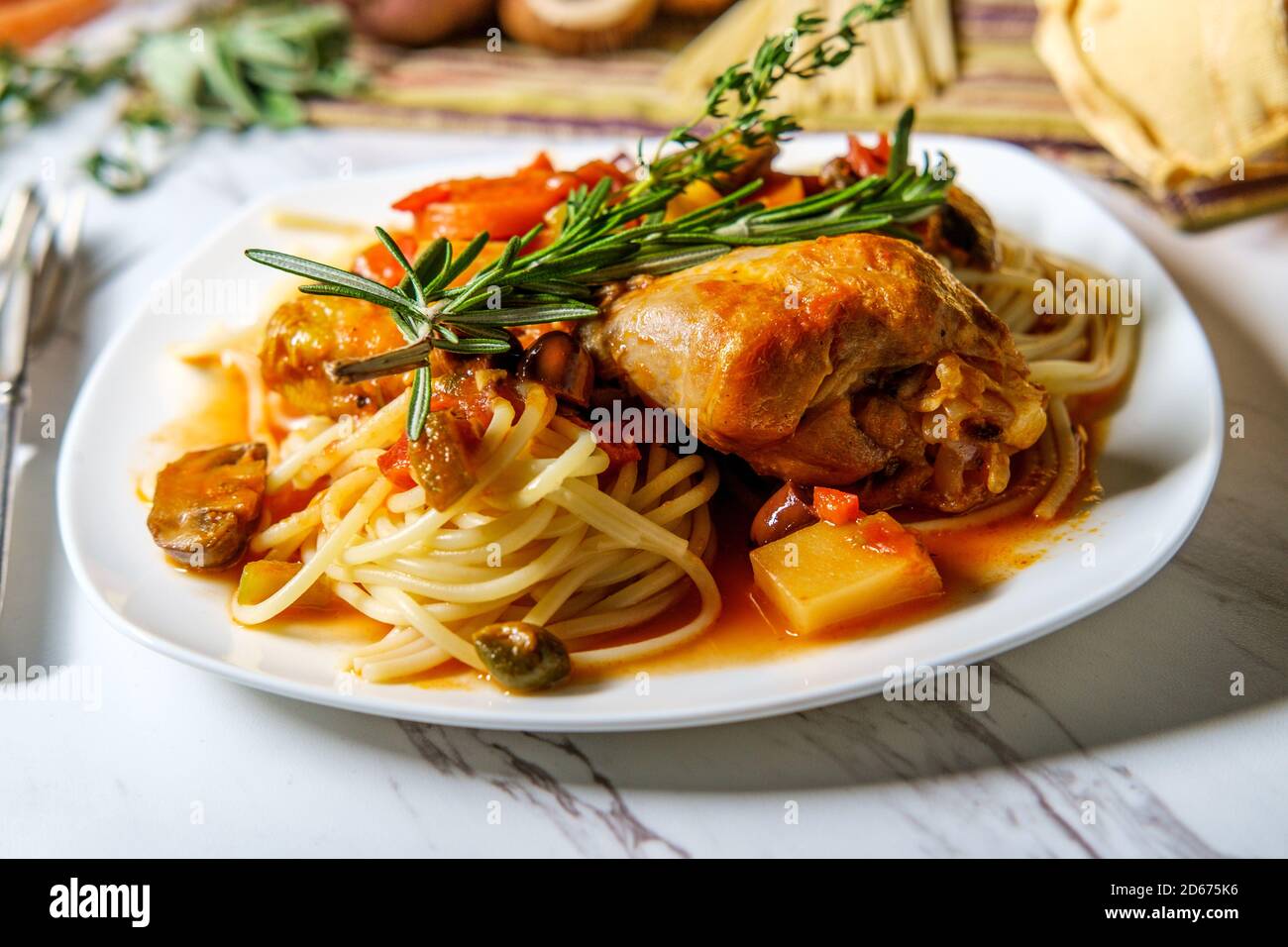 Pollo italiano Cacciatore il cacciatore stufato con spaghetti tagliatelle e crosta di pane Foto Stock