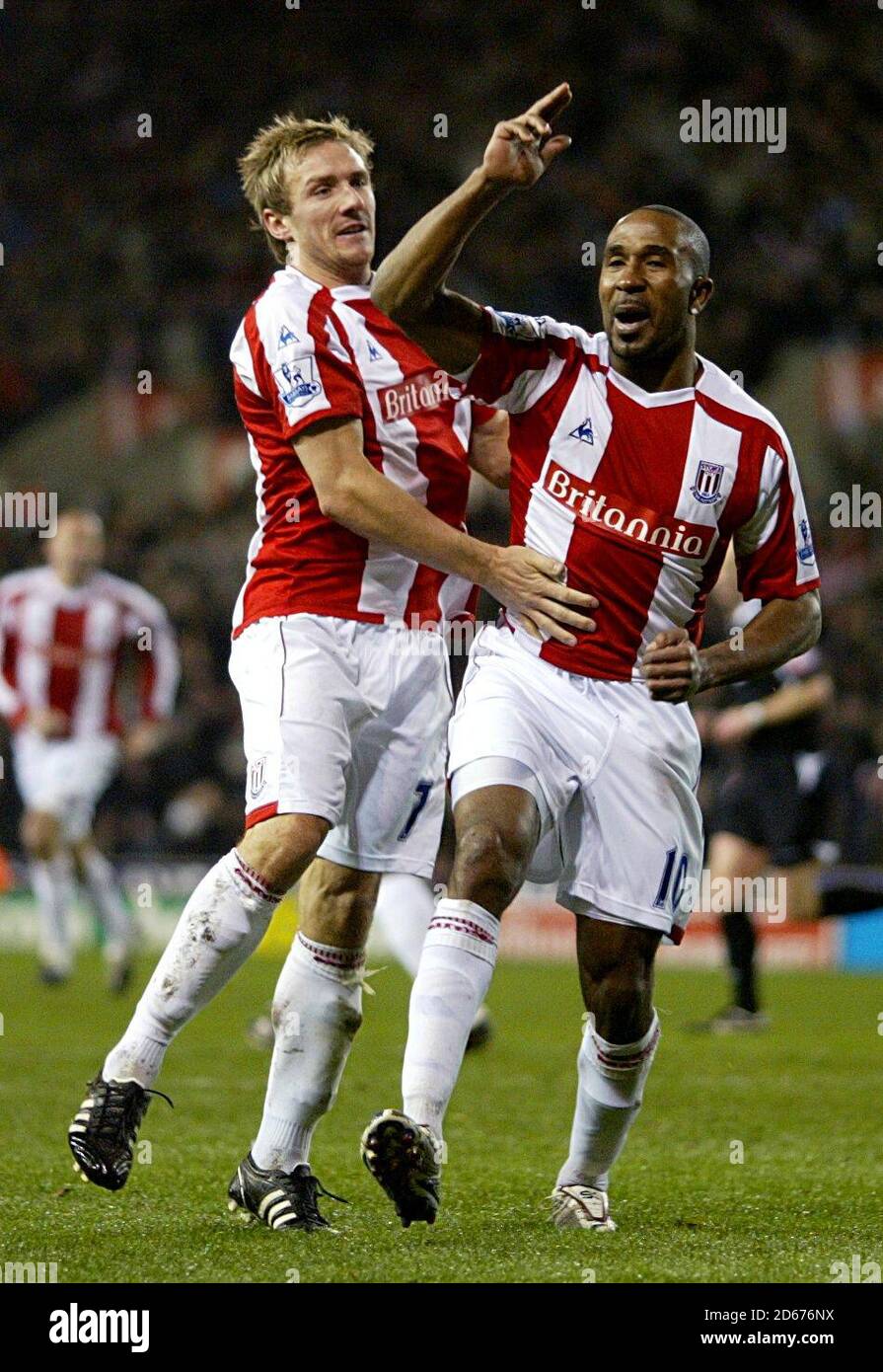 Ricardo Fuller di Stoke City celebra il suo obiettivo con Liam Lawrence Foto Stock