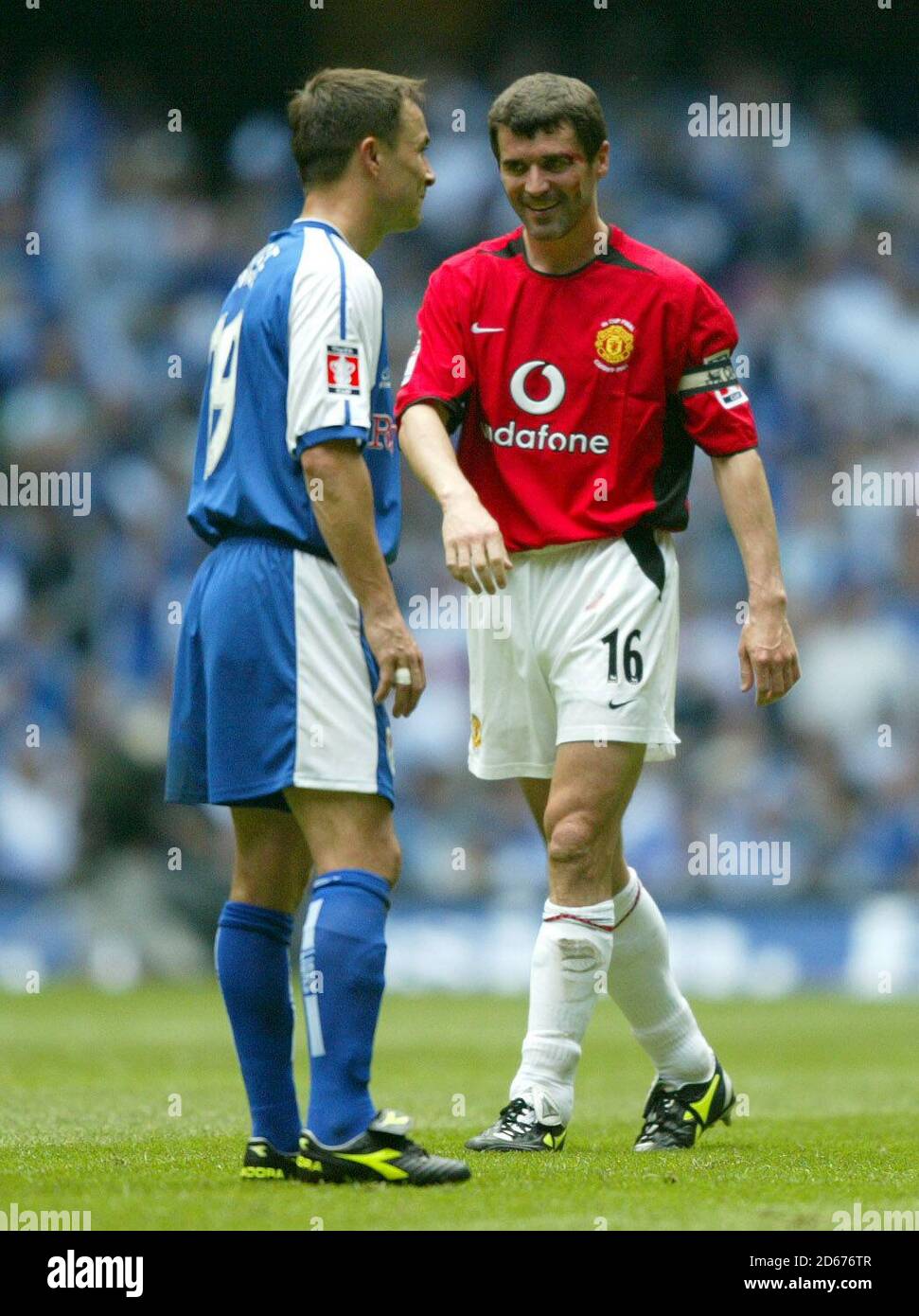 Roy Keane di Manchester United ride al Dennis Wise di Millwall Foto Stock