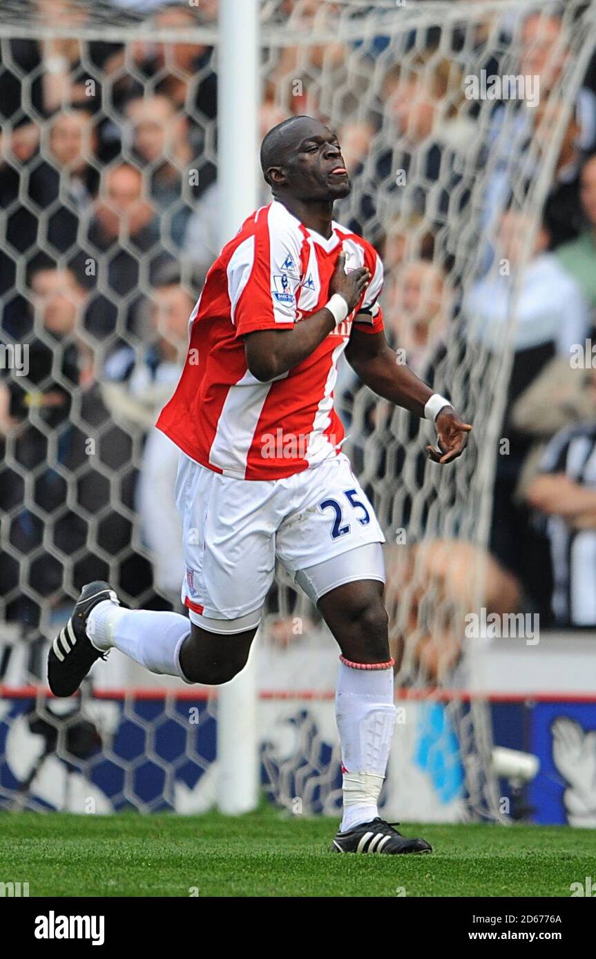 **RACCOLTO ALTERNATIVO** l'Abdoulaye Faye di Stoke City festeggia il suo punteggio primo obiettivo del gioco Foto Stock