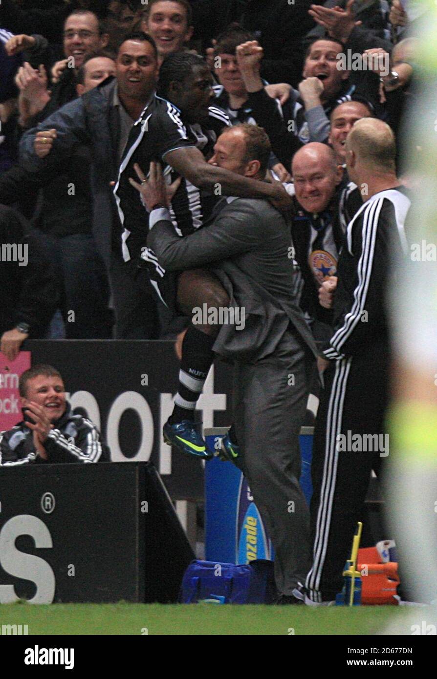 Obafemi Martins di Newcastle United festeggia con il manager Alan Shearer After segnando il secondo goal Foto Stock