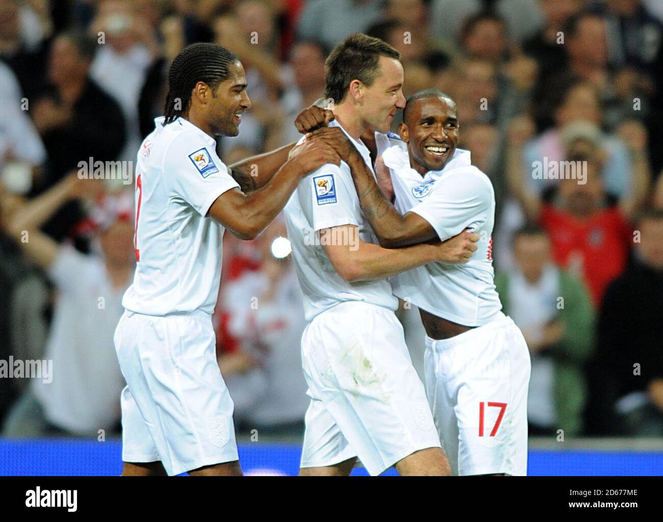 Jermain Defoe (a destra) dell'Inghilterra celebra il suo quinto gol ai lati Con i compagni di squadra Glen Johnson (a sinistra) e John Terry (a destra) Foto Stock