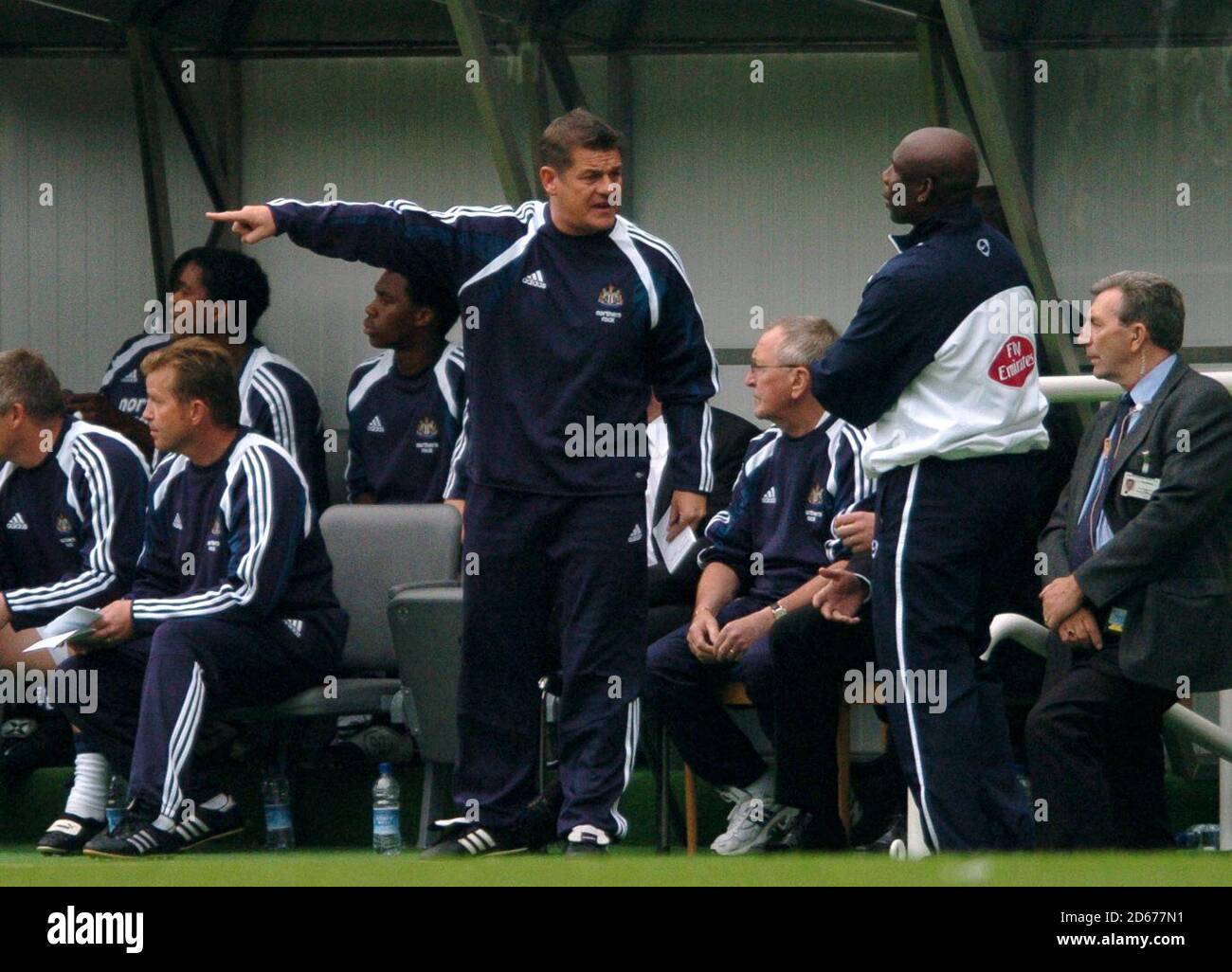 John Carver, responsabile del custode di Newcastle United, si dichiara a favore del quarto Uriah Rennie ufficiale Foto Stock