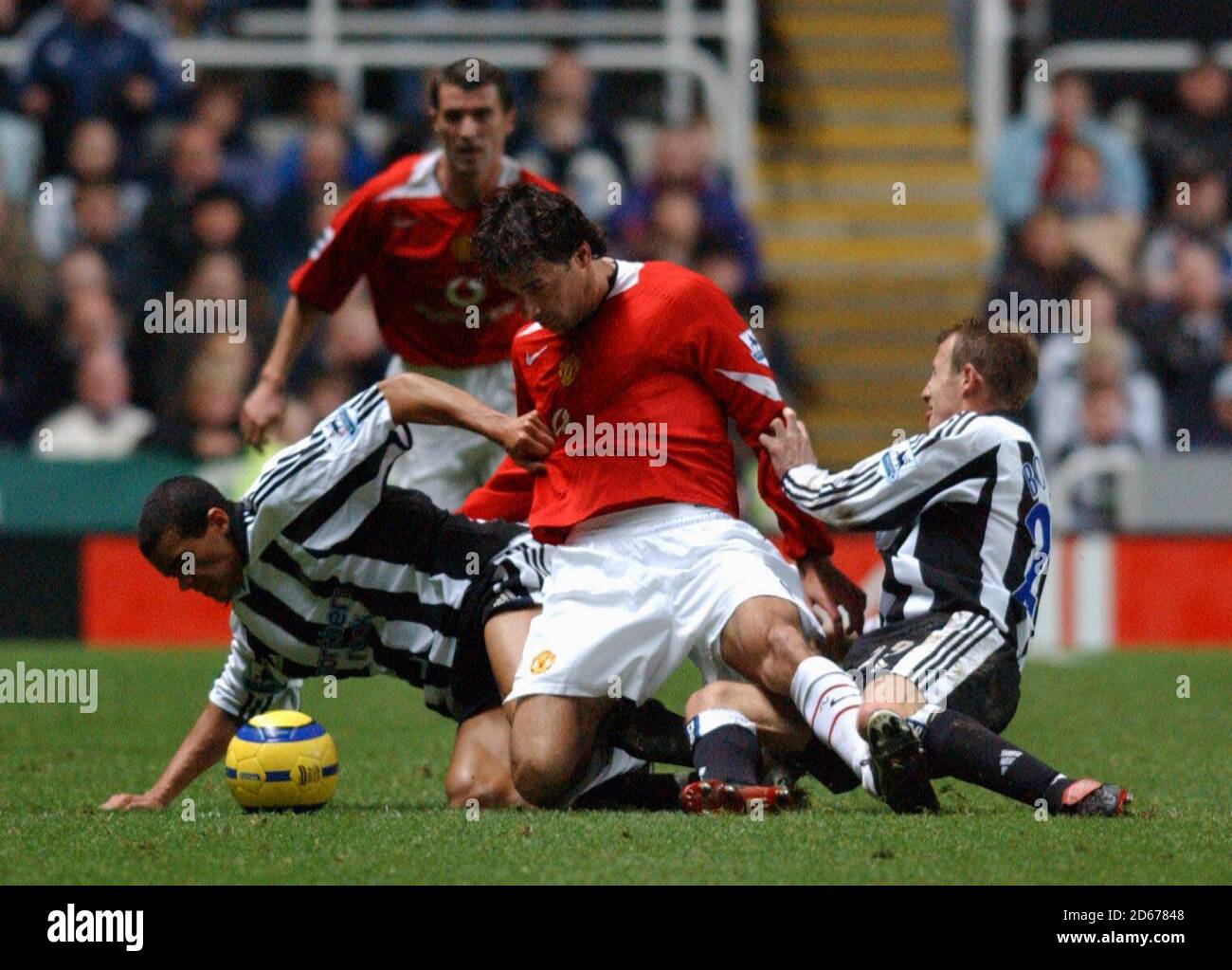 Jermaine Jenas e Lee Bowyer di Newcastle United si combinano per battere Ruud van Nistelrooy del Manchester United Foto Stock